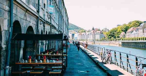 人工智能机器人和人谈恋爱