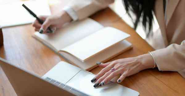 人工智能机器人和人谈恋爱